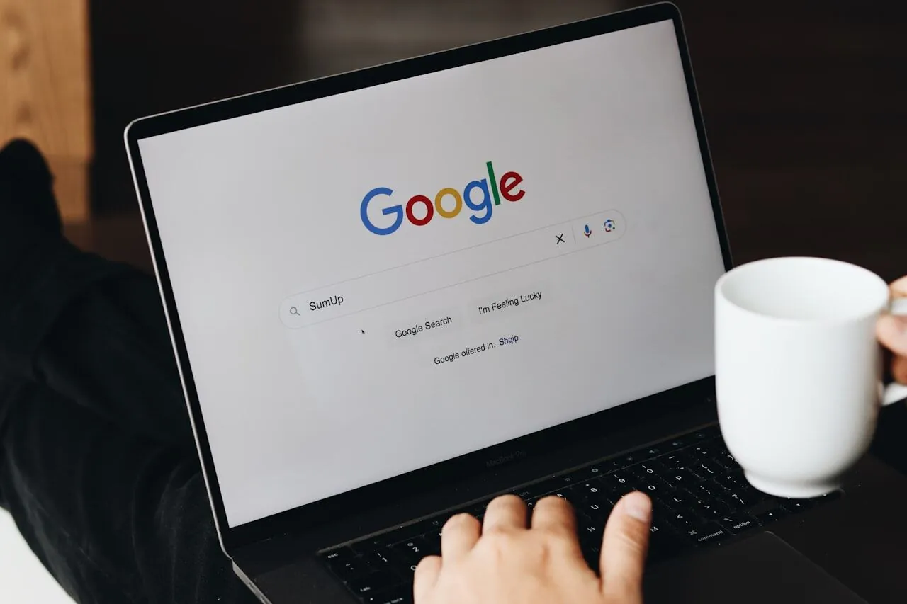 Laptop met een zoekscherm op een bureau